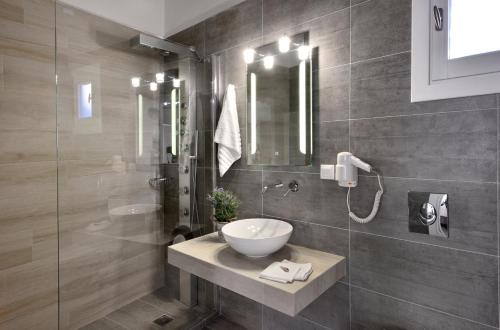 Mykonos Junior Suite Bathroom